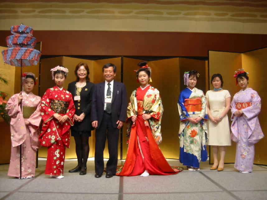 Photo with women in traditional Japanese dress